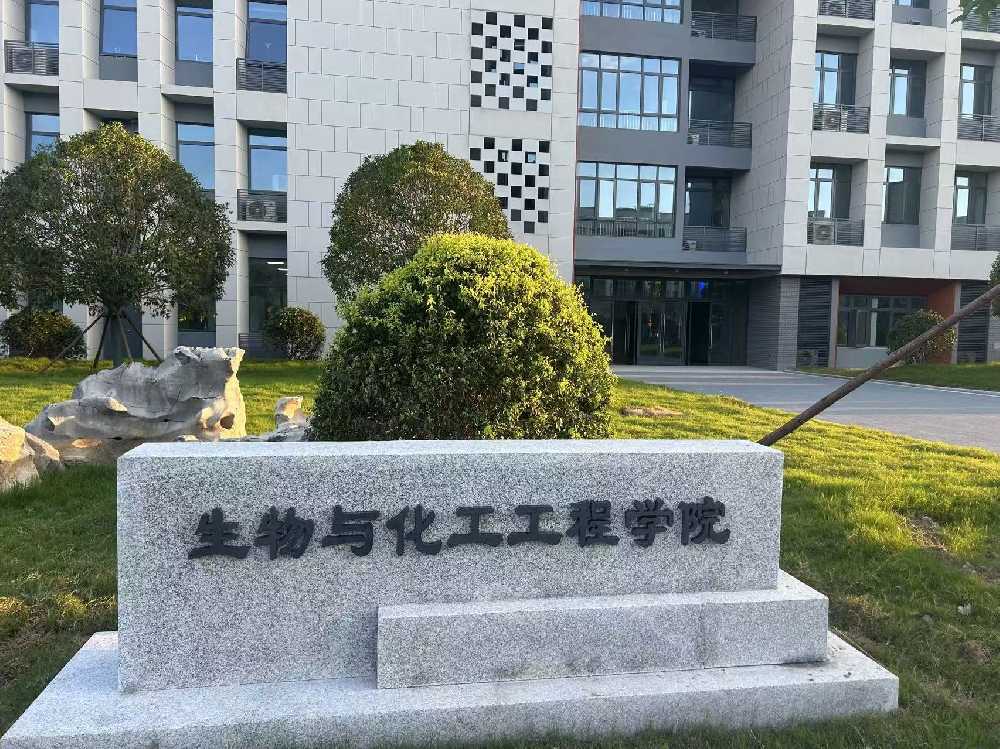 长阳土家族自治县扬州职业大学体育场高杆灯项目